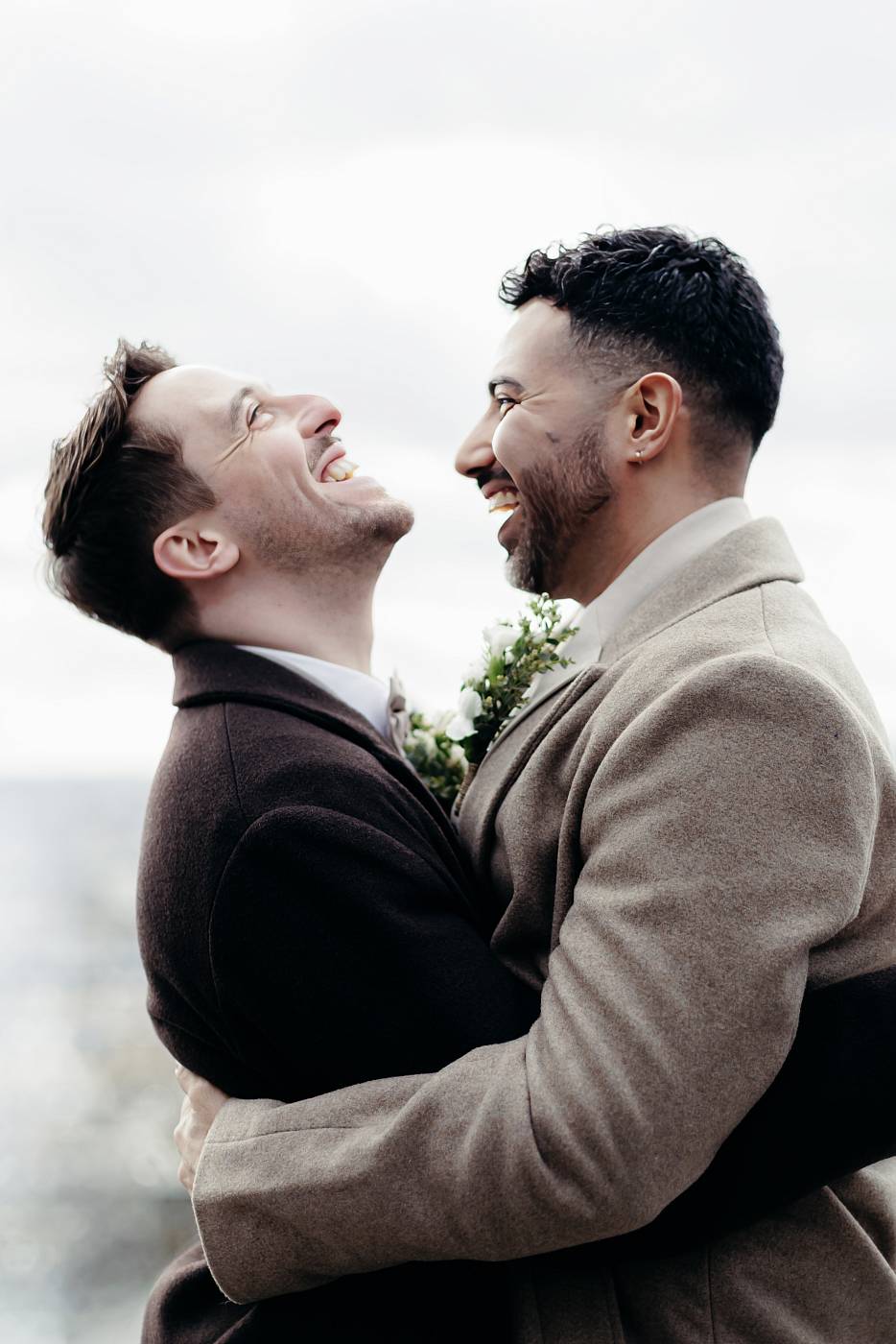 Fou-rire des mariés avec Paris en décor de fond