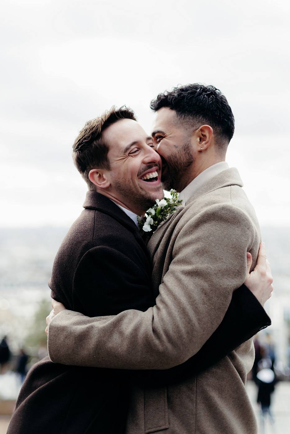Portrait jovial des mariés en haut des escaliers du Sacré-Cœur
