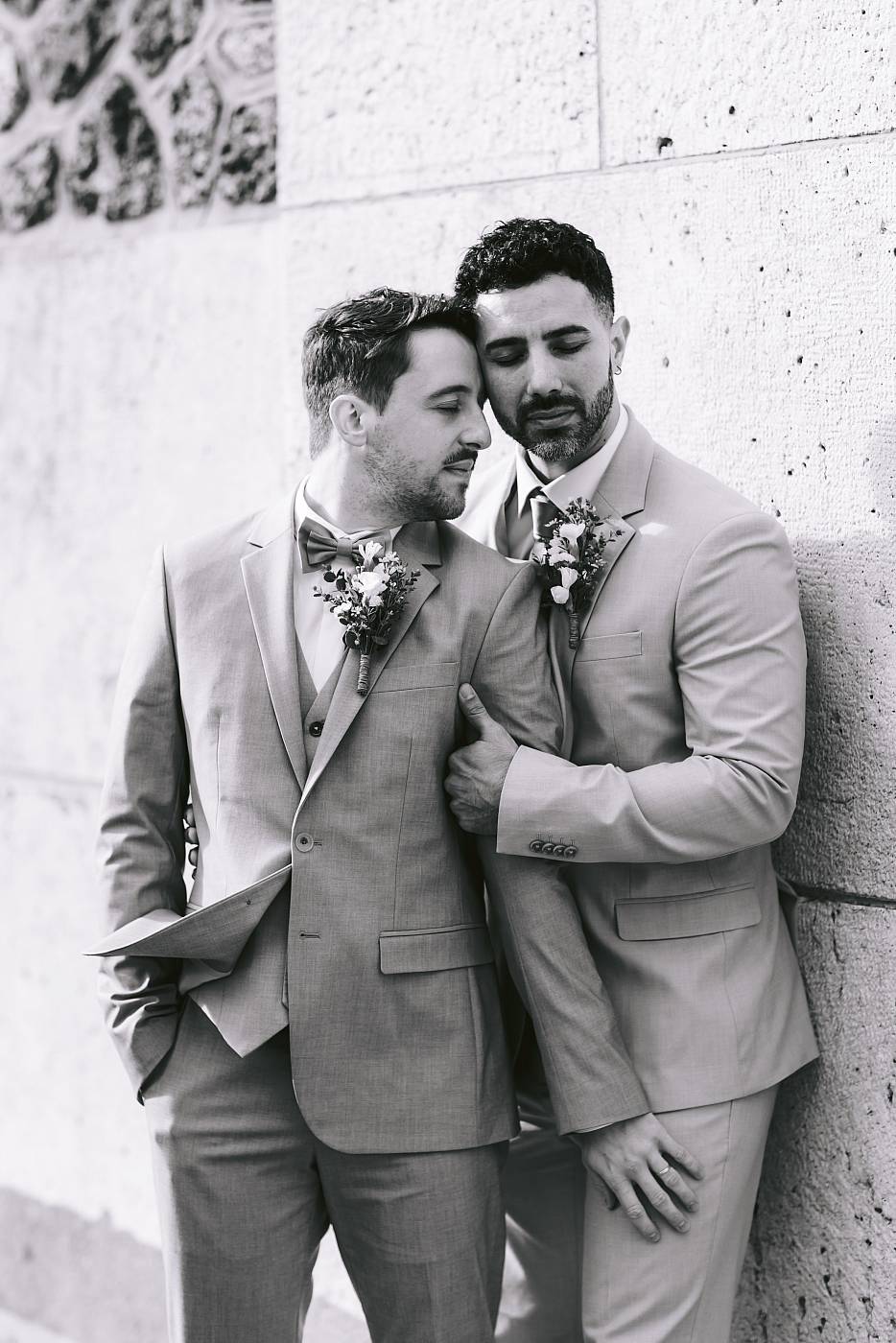 Photo de couple des mariés adossés au réservoir de Montmartre