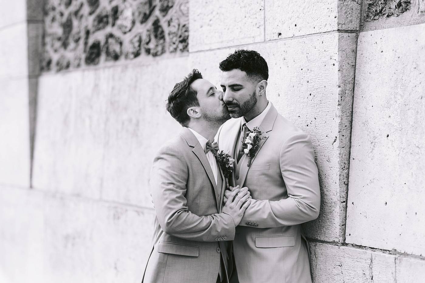 Baiser démarrer adossés au réservoir de Montmartre