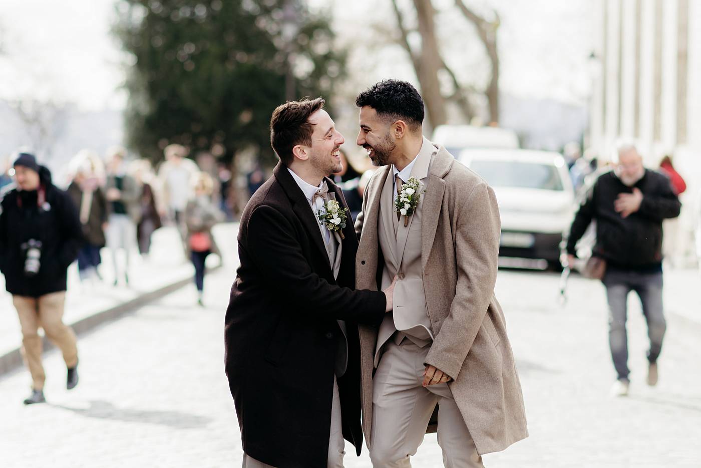 Les mariés se taquinent dans les rues de Montmartre