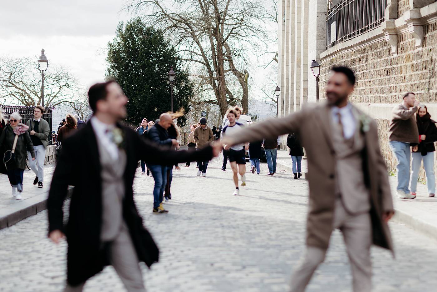 Les mariés mains dans la main s'amusent dans les rues de Montmartre