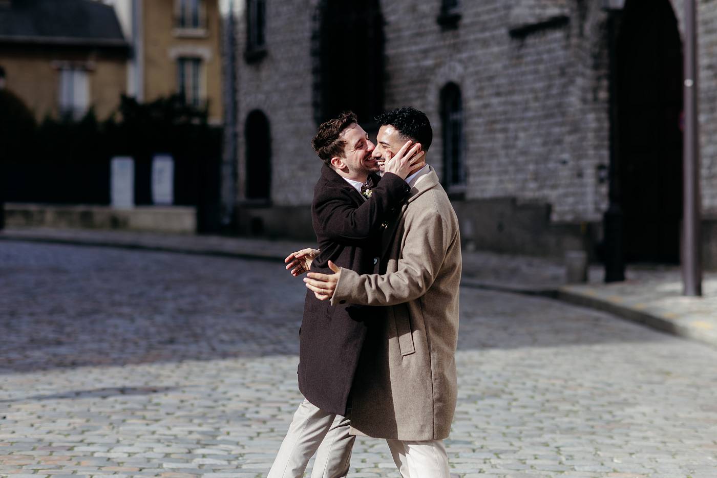 Moment de complicité dans les rues de Montmartre