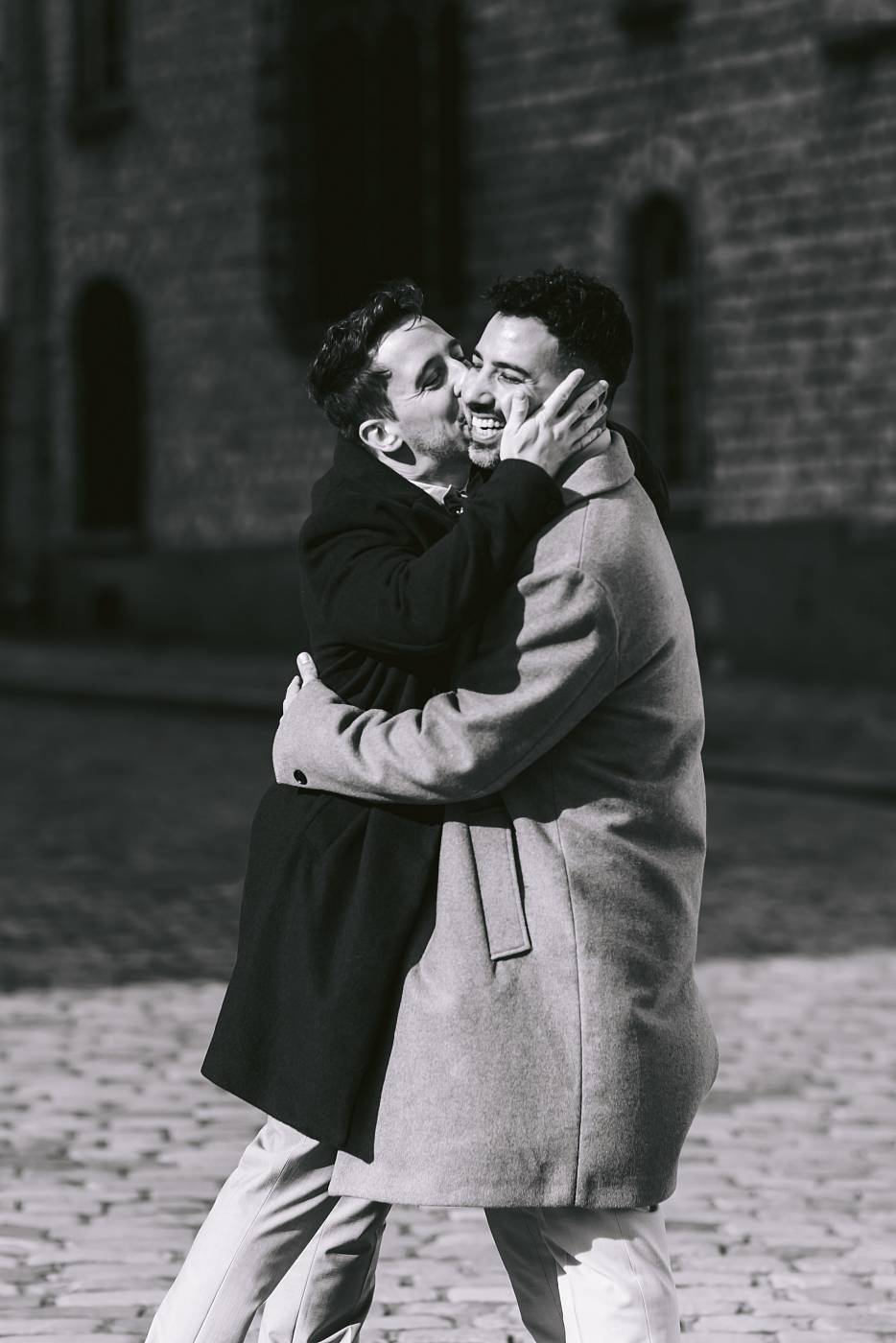 Baiser sur la joue du marié dans les rues de Montmartre