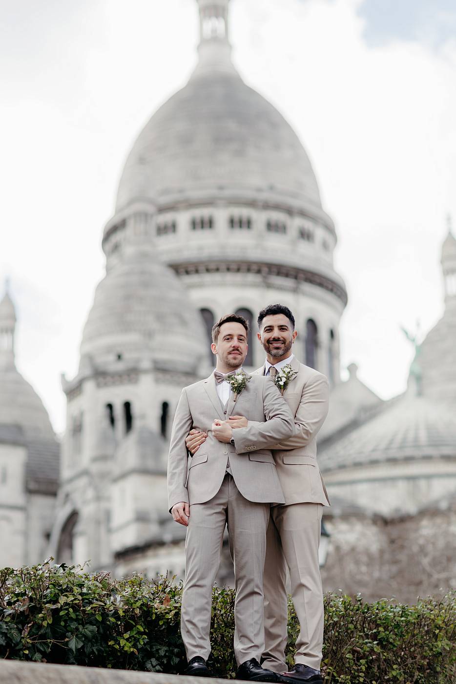 Les mariés posent avec le Sacré-Cœur en arrière-plan