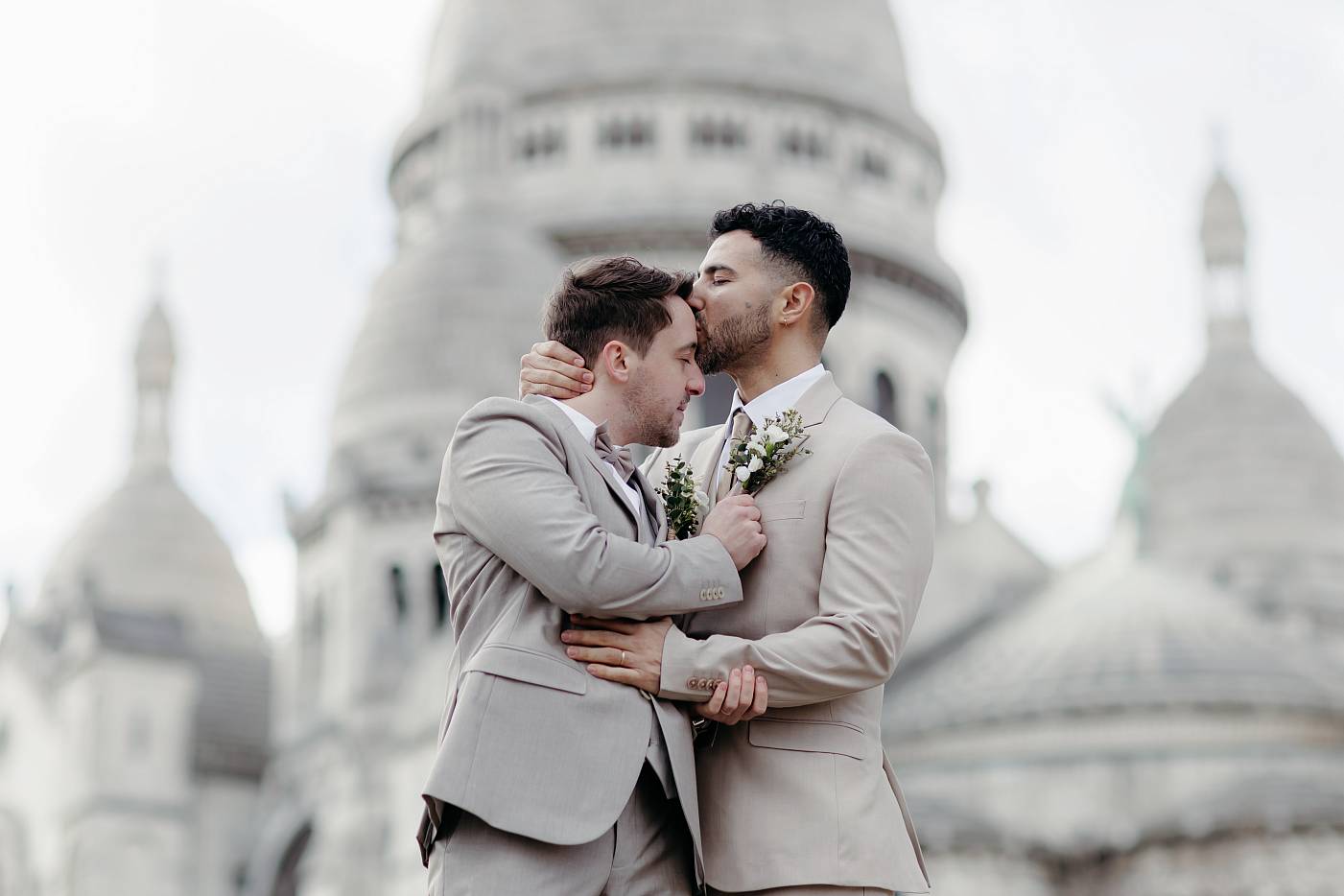 Photo douce et sentimentale devant le Sacré-Cœur
