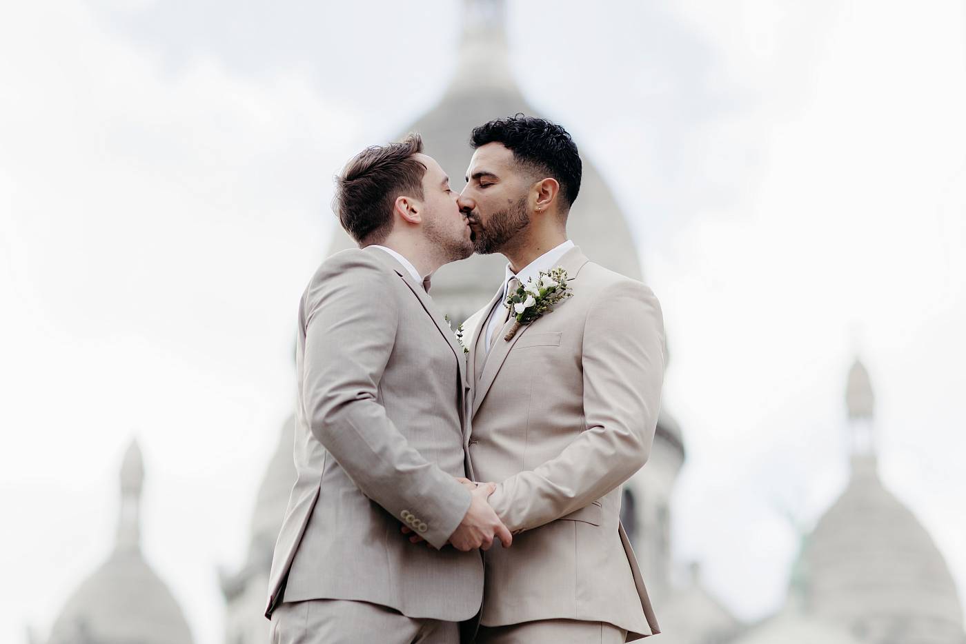 Le baiser des mariés avec le ciel et le Sacré-Cœur en arrière-plan