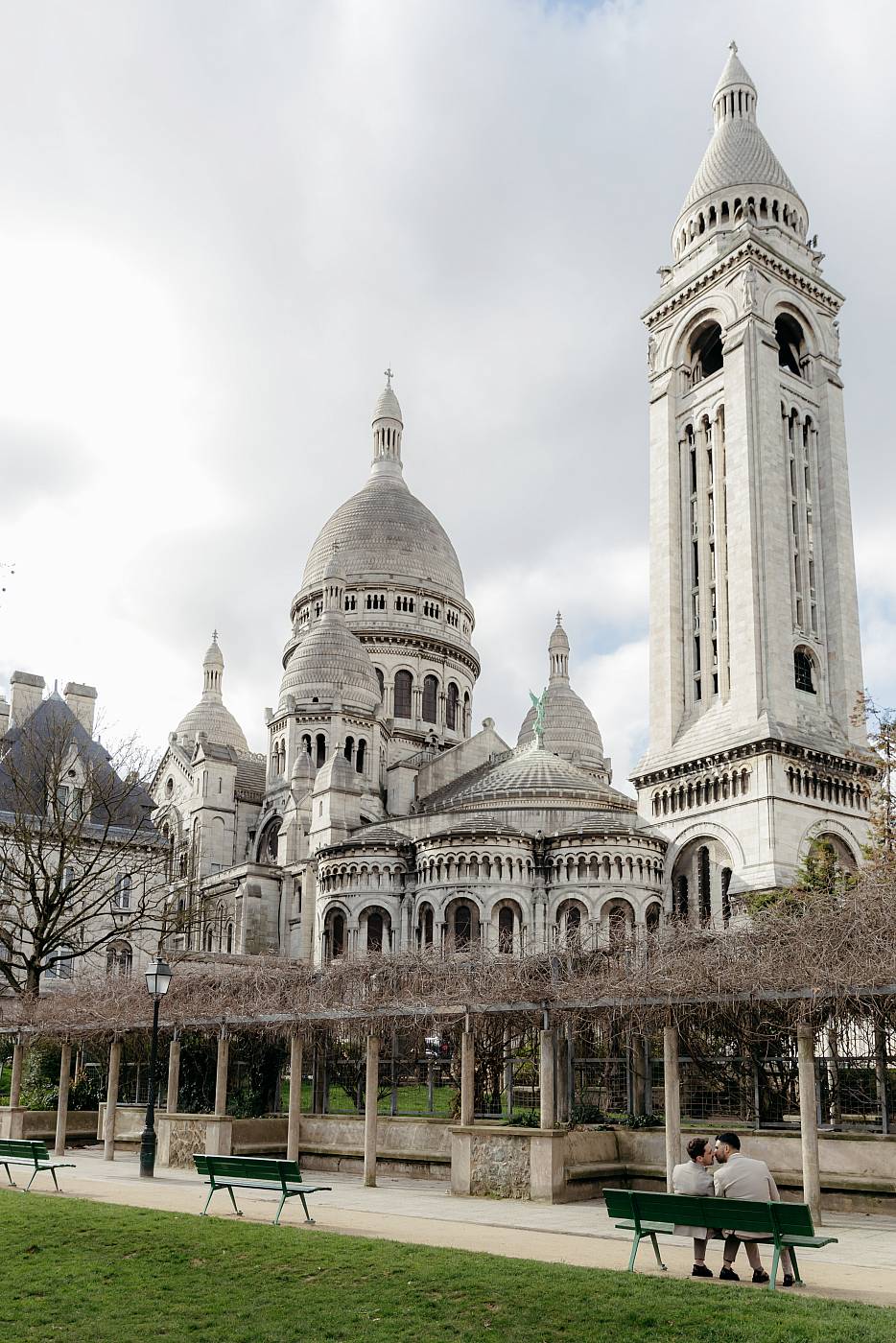 Les mariés sur un banc dans le parc de la Turlure