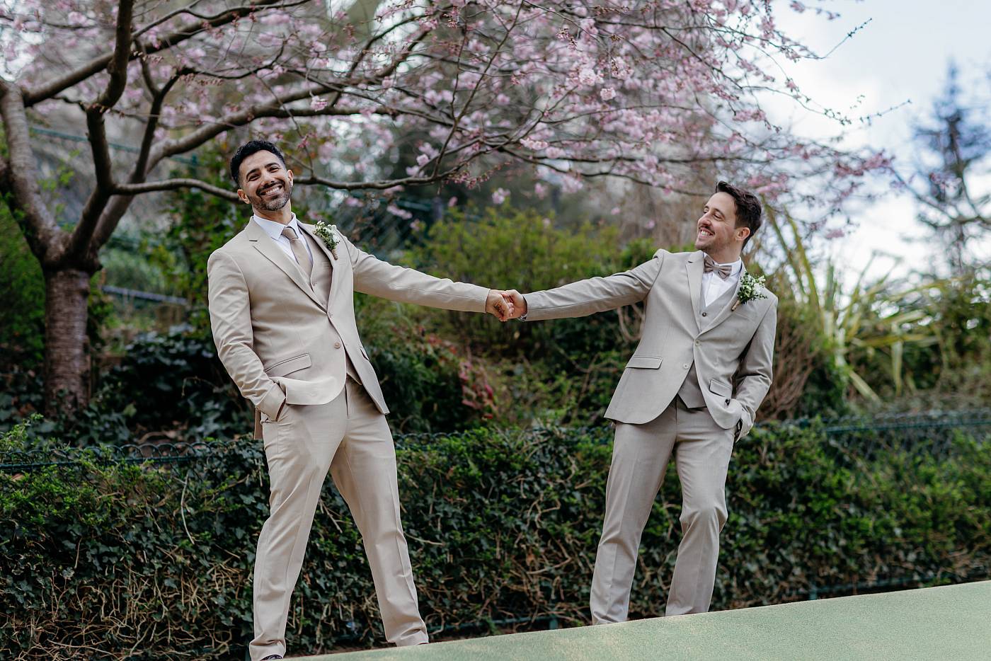 Pause rigolote des mariés dans le parc de la Turlure