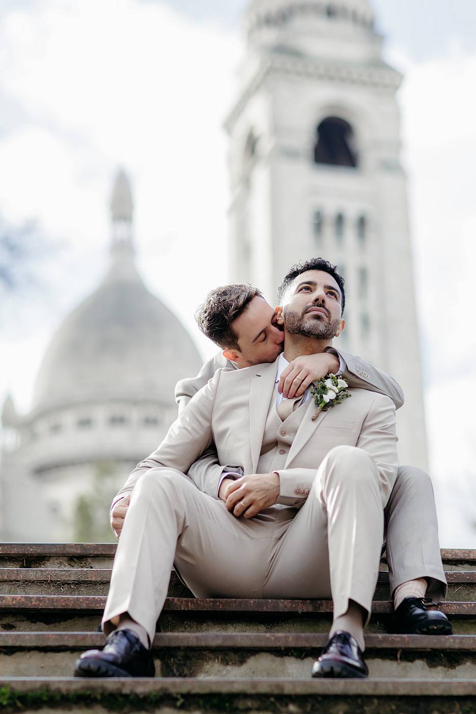 Moment de tendresse entre les mariés avec le Sacré-Cœur en arrière-plan
