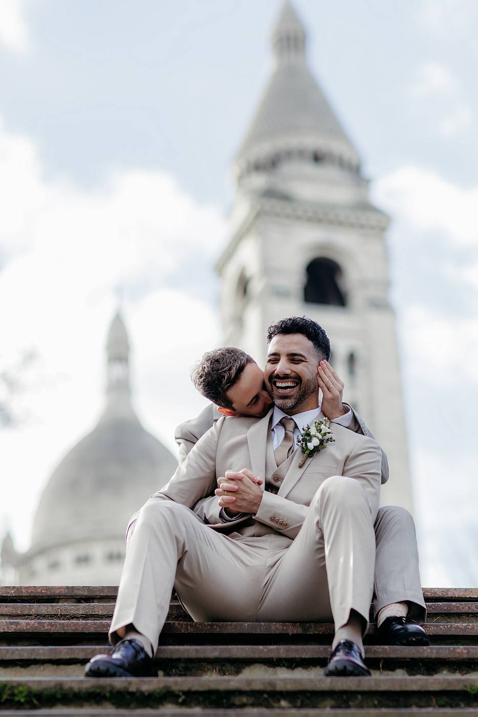 Les mariés s'amusent durant la séance photo de couple à Montmartre