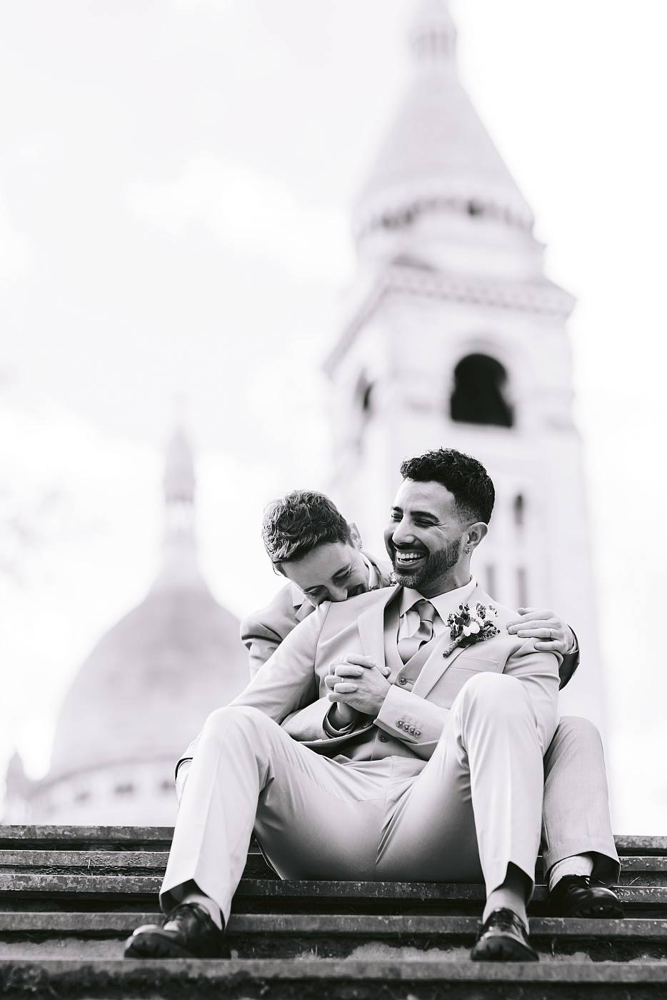 Le fou rire des mariés dans les marches de Montmartre