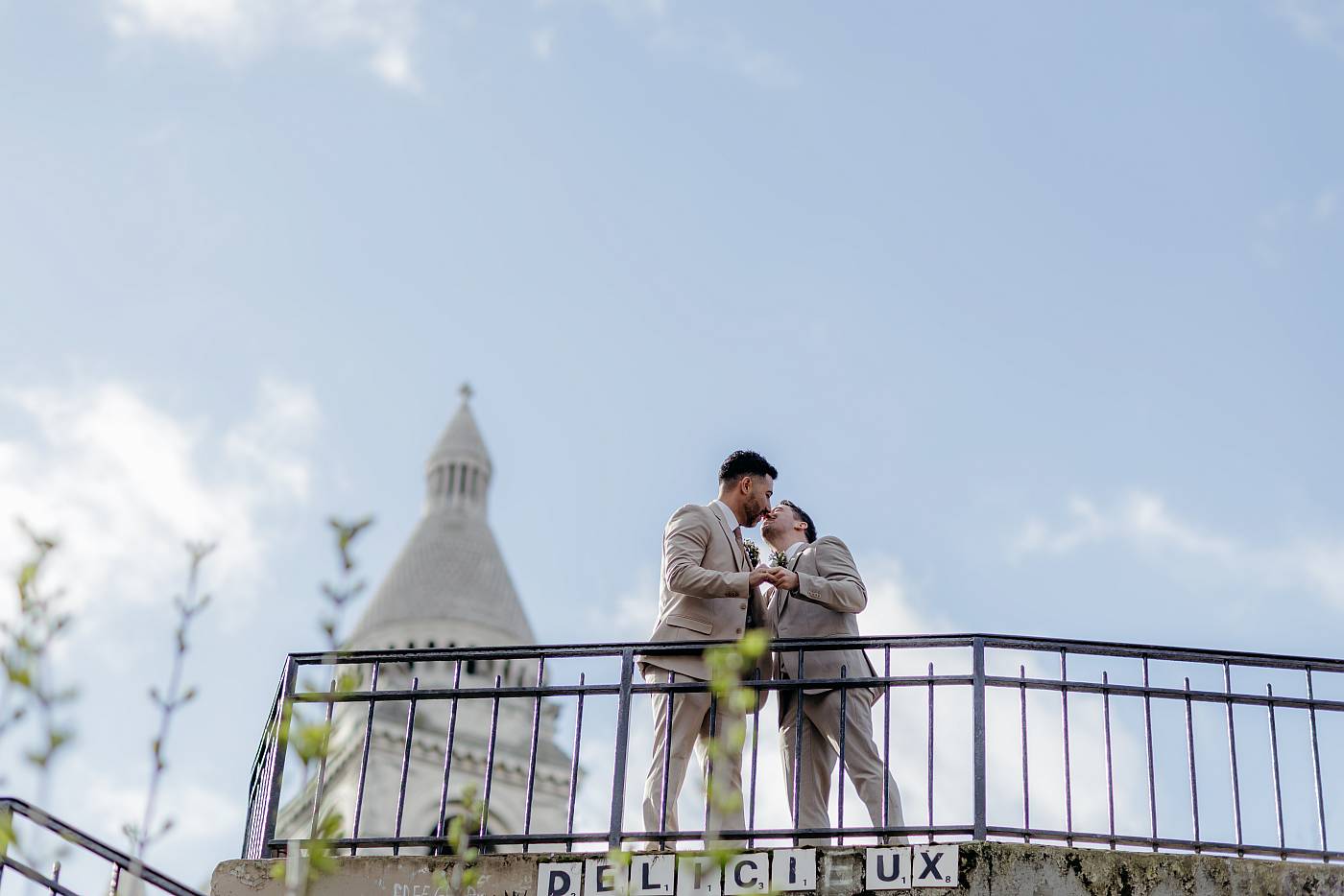 Baiser des mariés au-dessus de l'écriteau délicieux