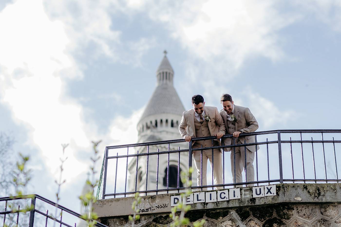 Les mariés s'amusent en regardant l'écriteau délicieux
