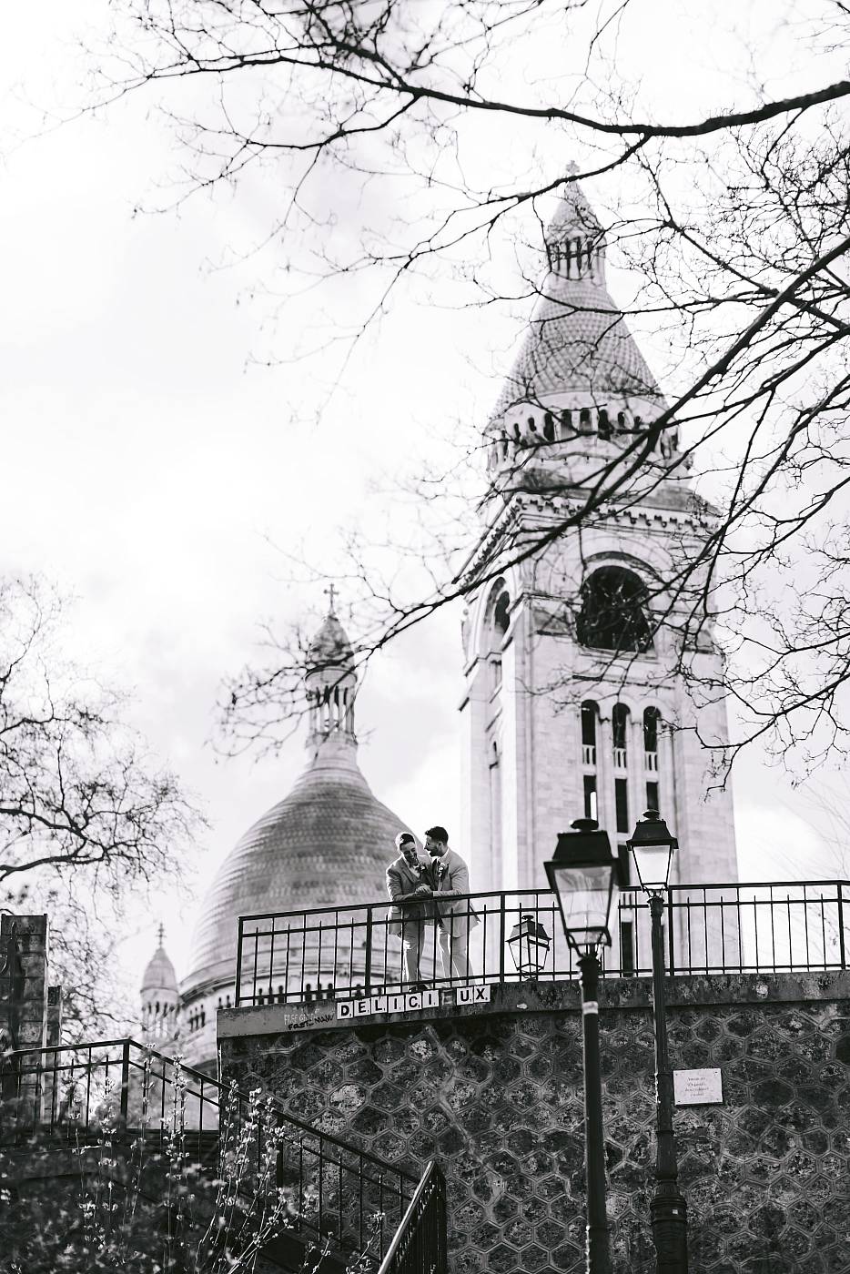 Les mariés à Montmartre avec le sacré-Cœur en arrière plan