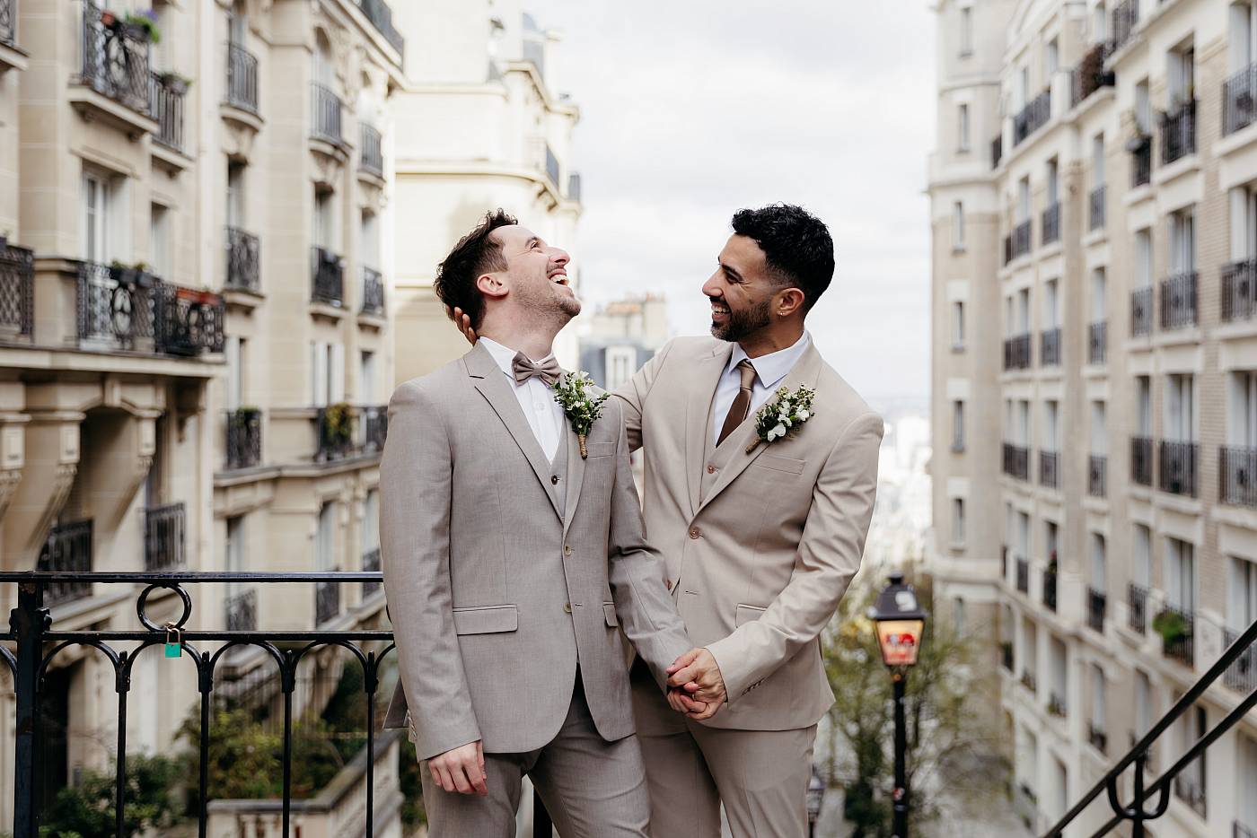 Les mariés s'amusent dans les escaliers de Montmartre