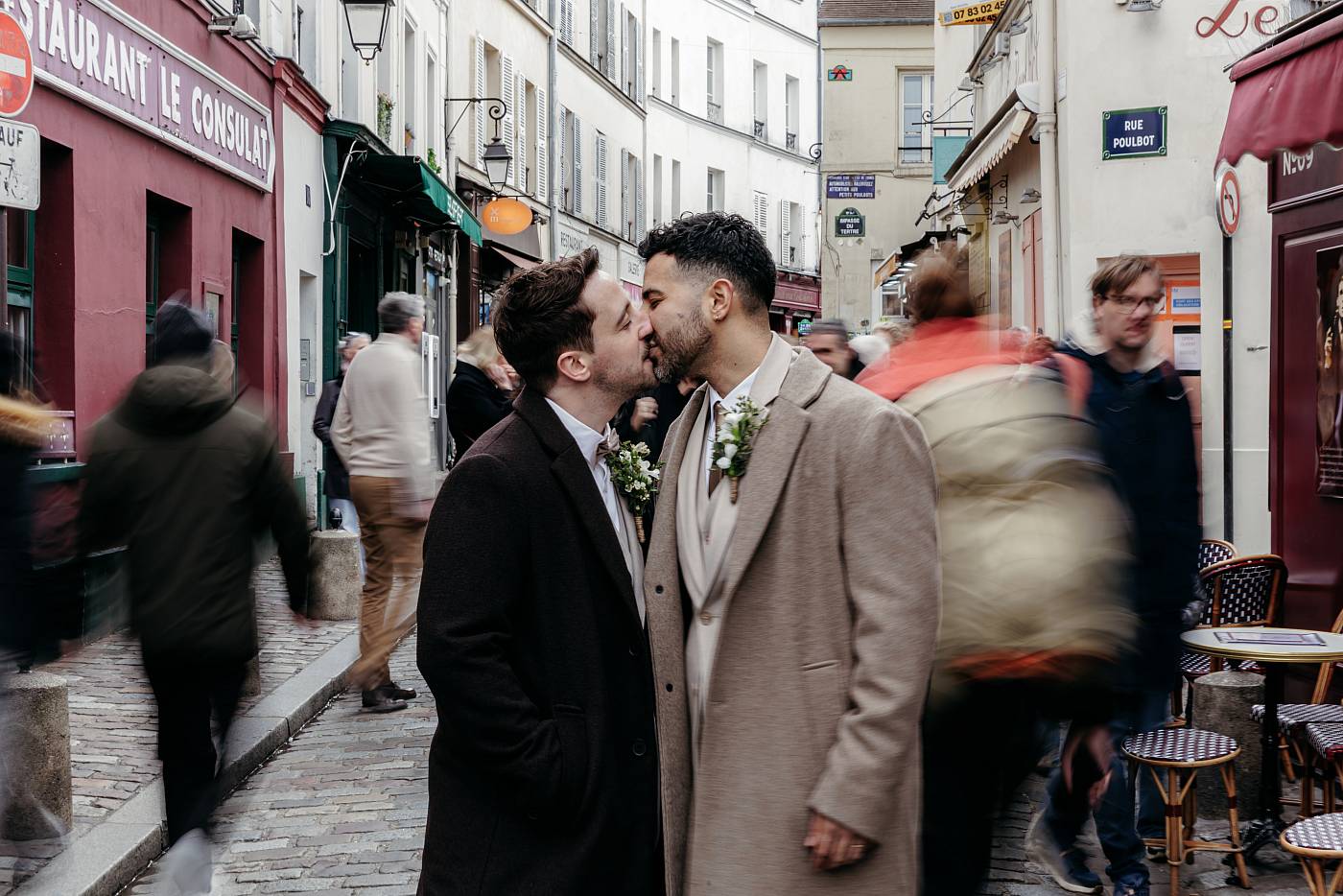 Baiser des mariés dans les rues de Montmartre à côté de la place du Tertre