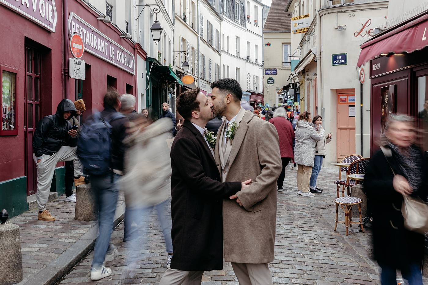 Pose longue sur les mariées dans les rues de Montmartre