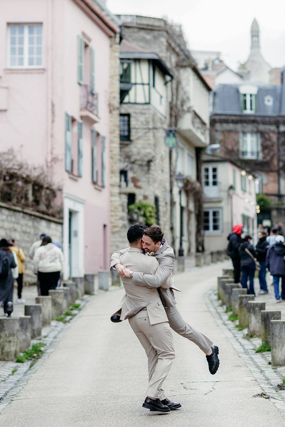 Pirouette des mariés dans la rue de l'abreuvoir