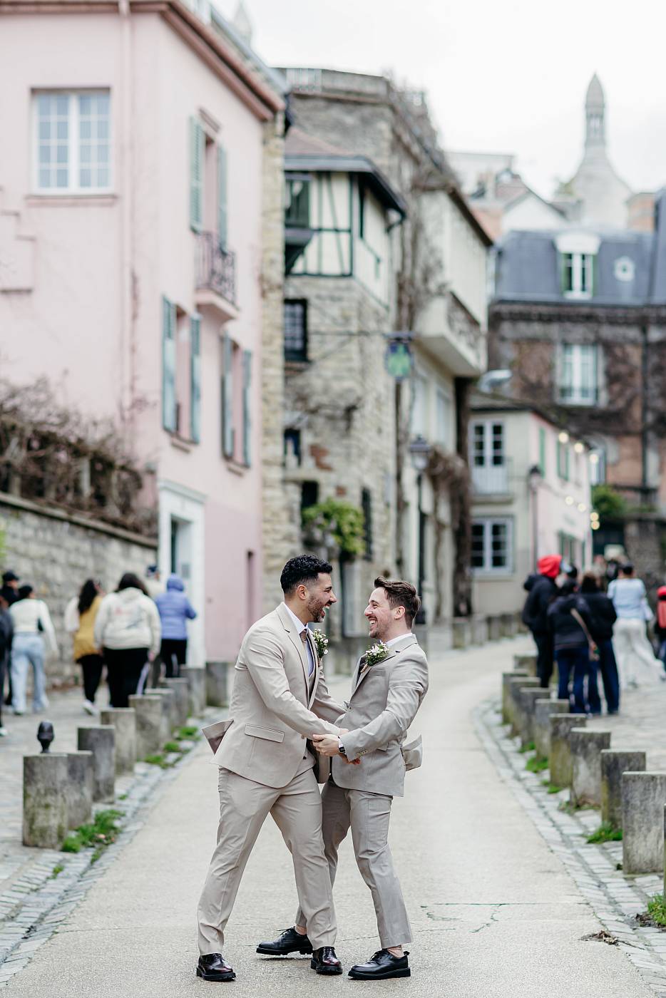 Les mariés s'amusent dans la rue de l'abreuvoir