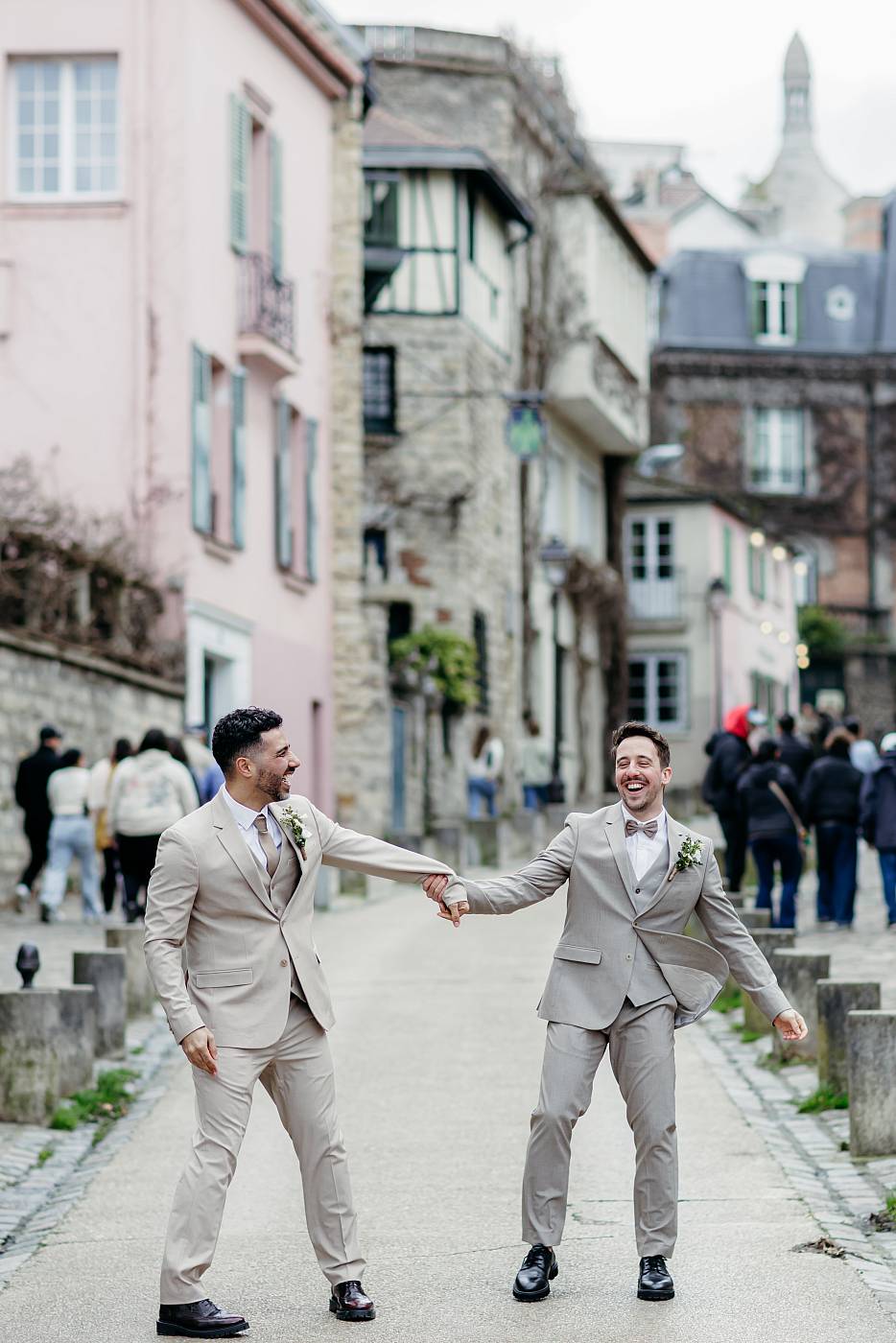 Les mariés marchent main dans la main dans la rue de l'abreuvoir à Montmartre