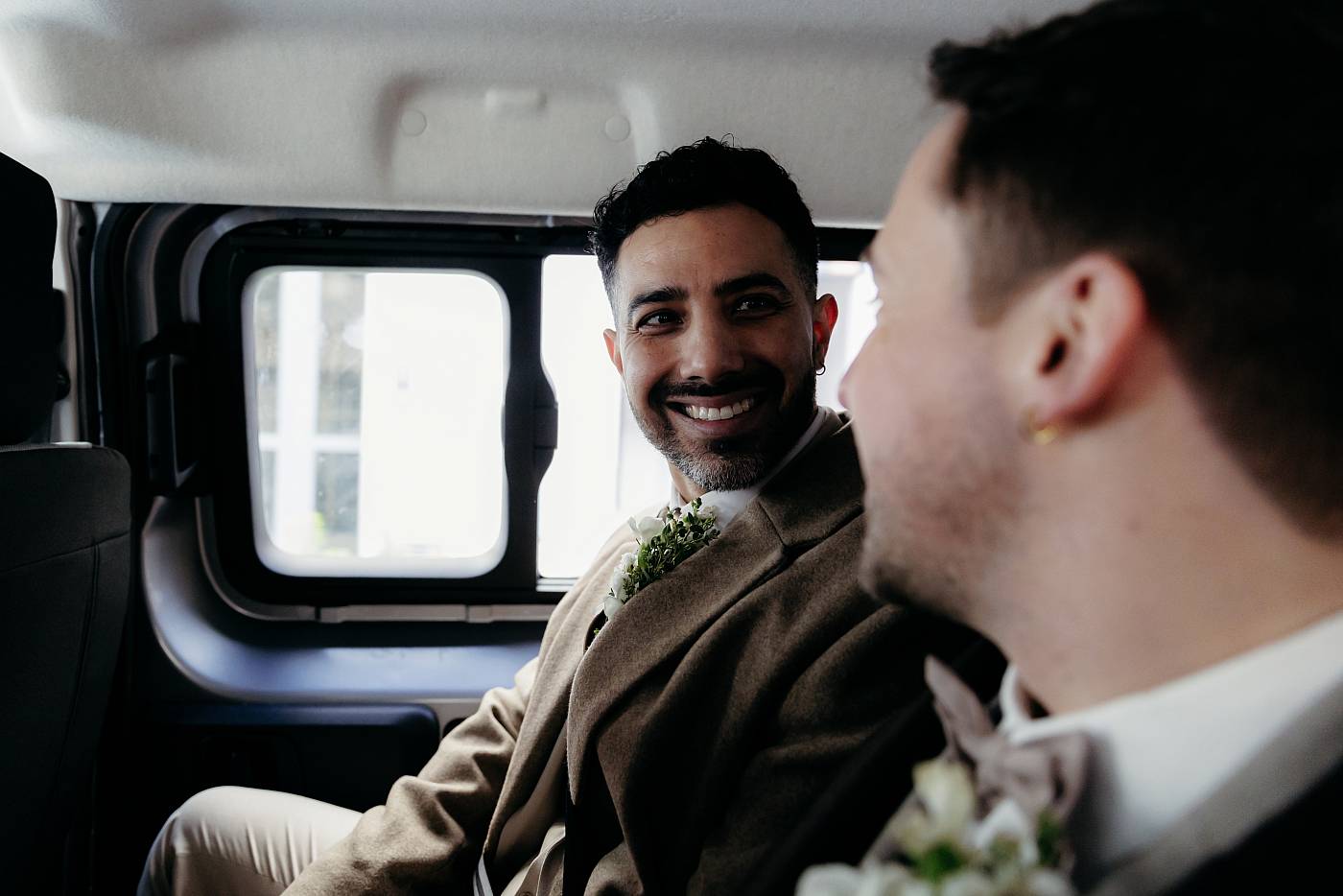Les mariés dans le taxi entre la mairie du 19e et Montmartre