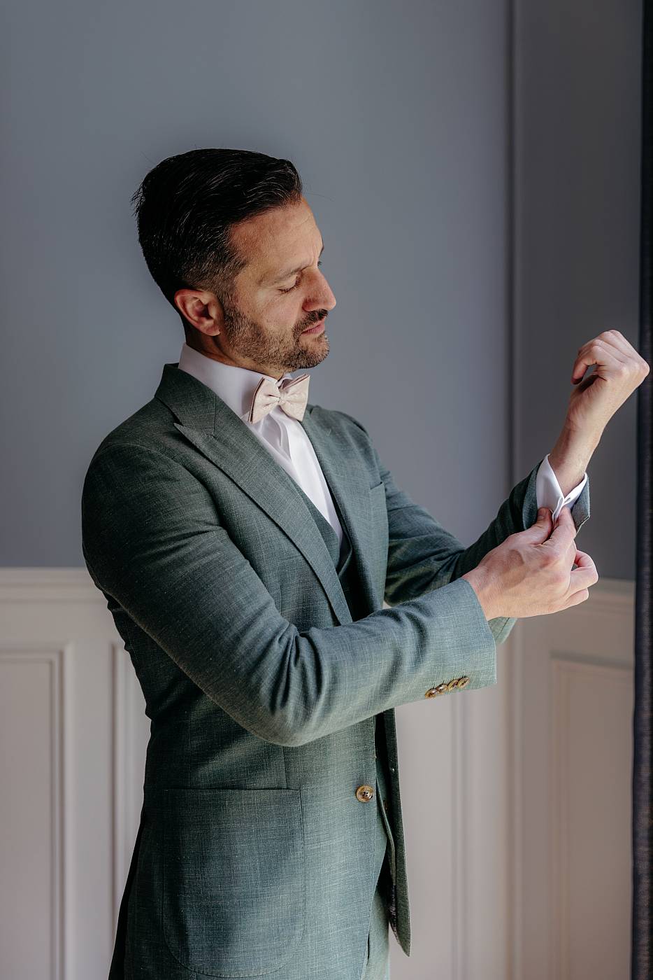 Le marié durant les préparatifs