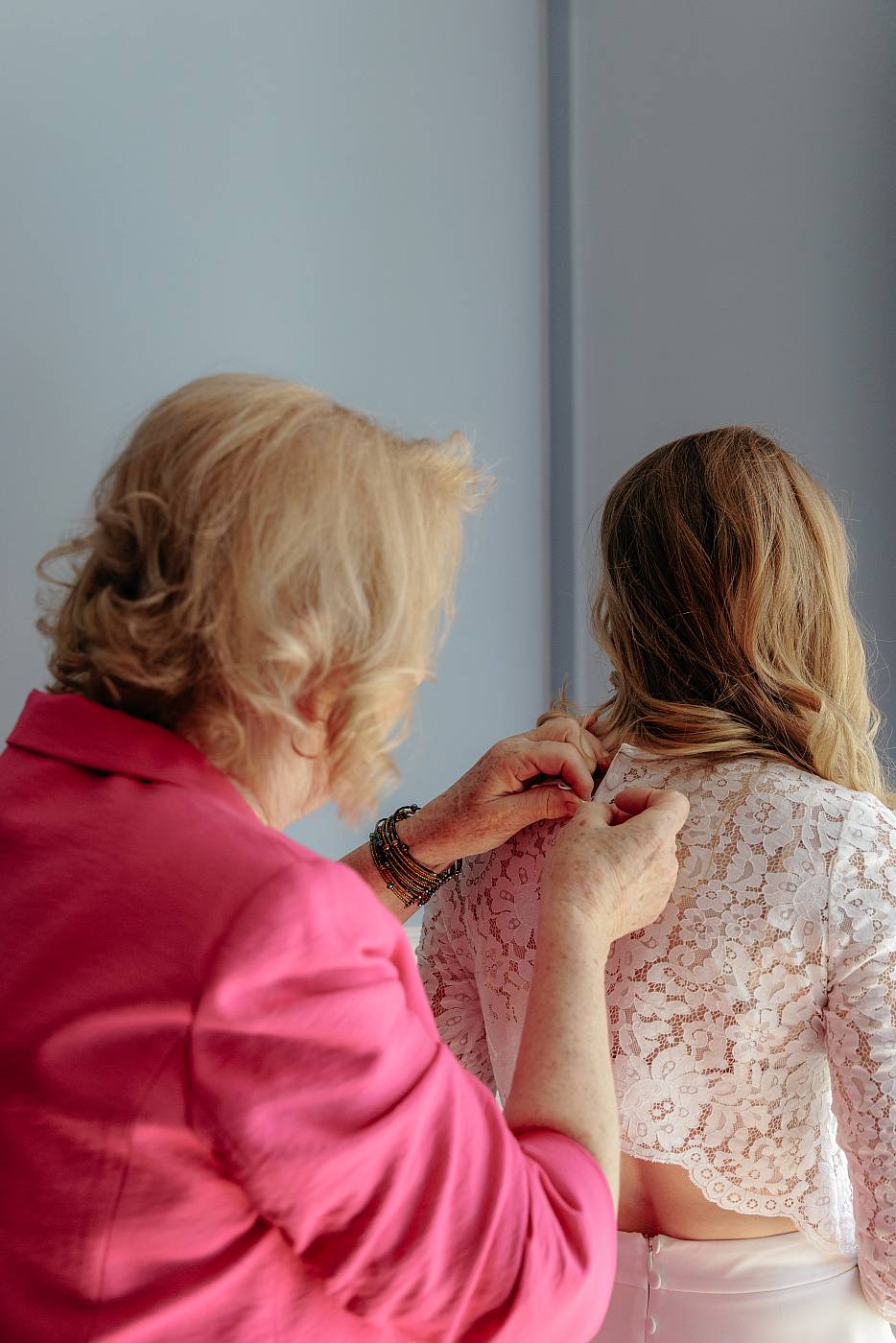 La mère de la mariée aide la mariée à se préparer