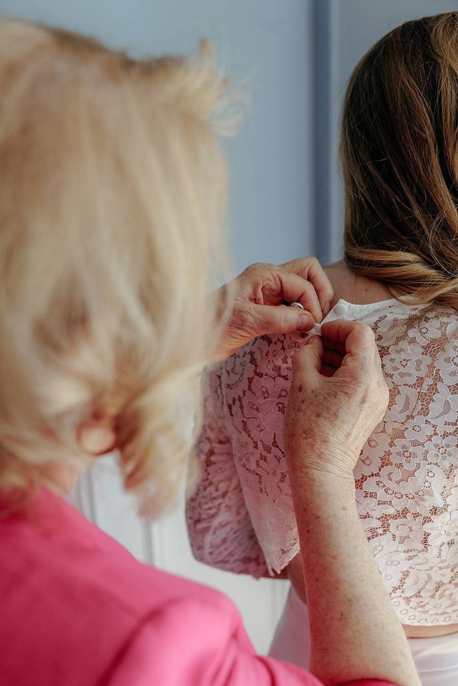 La mariée et sa maman lors des préparatifs
