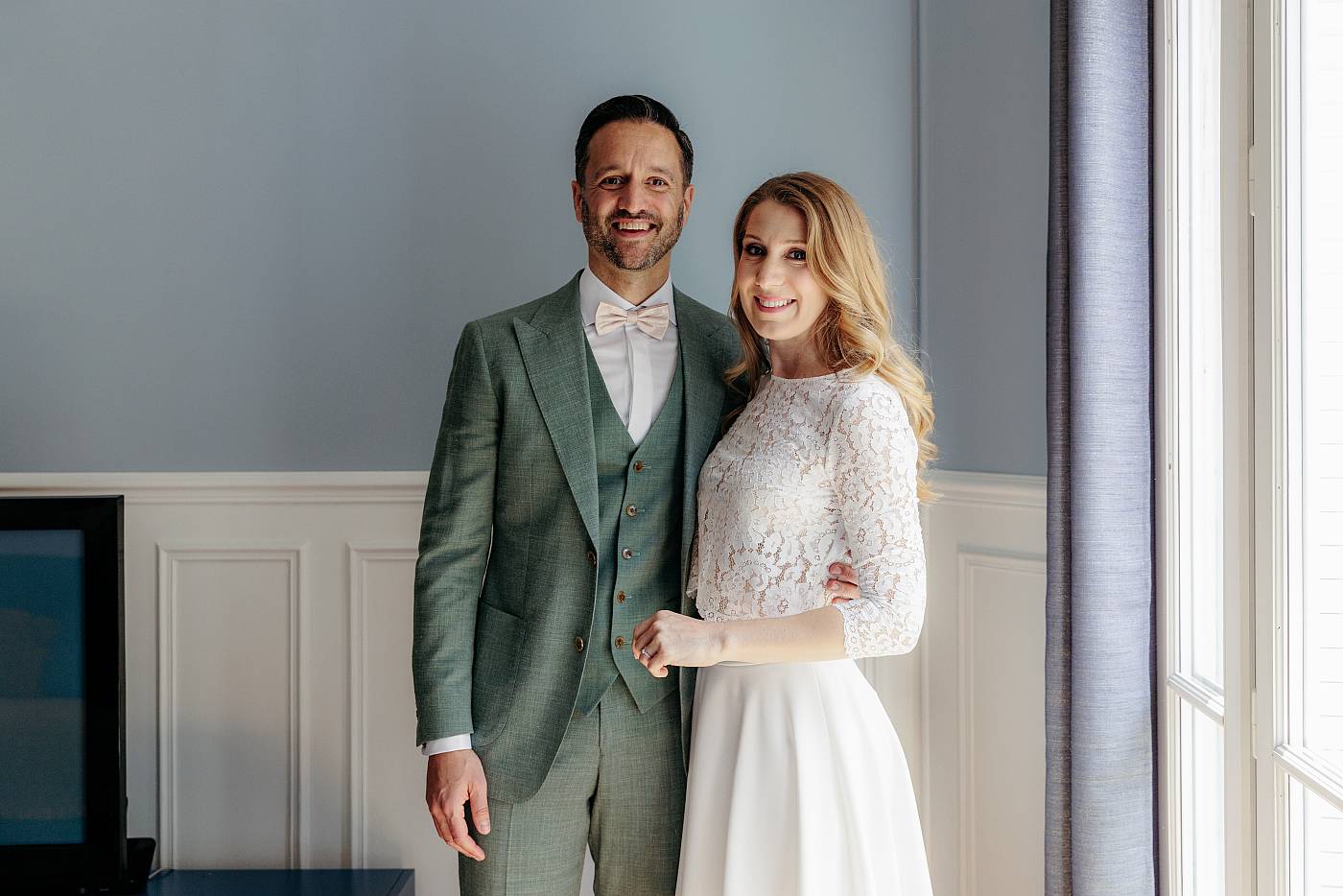 Les mariés prennent la pause après s'être préparés