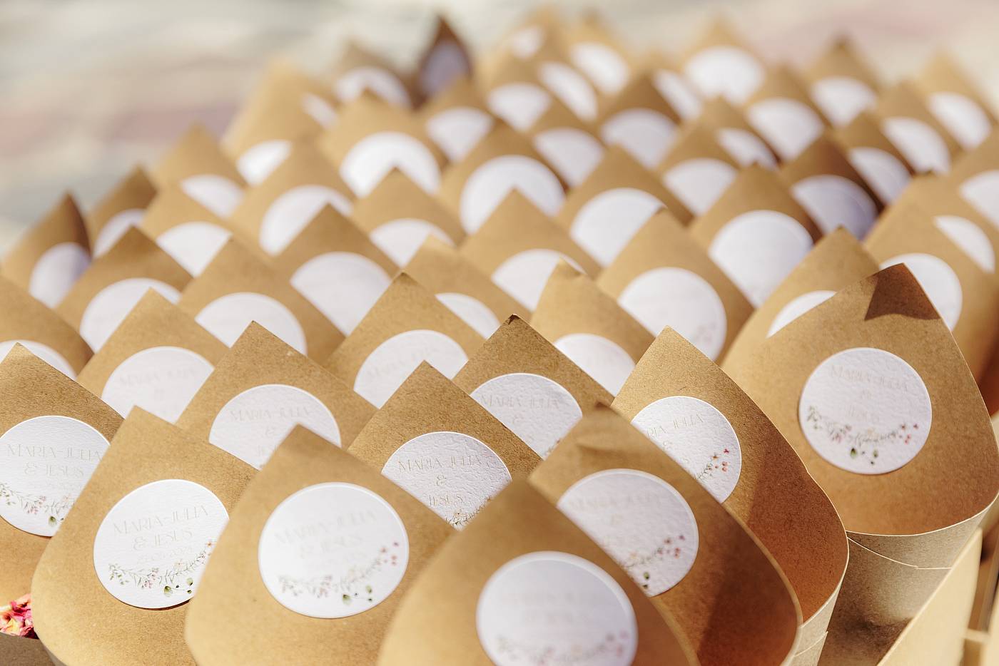 Les fleurs séchées sont préparées avant la cérémonie