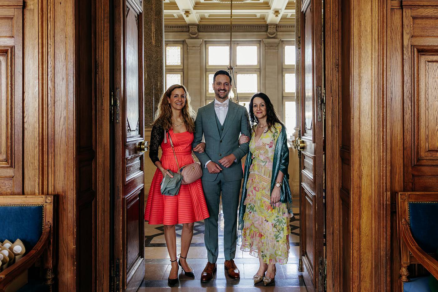 Le marié entre dans la salle des mariages accompagné