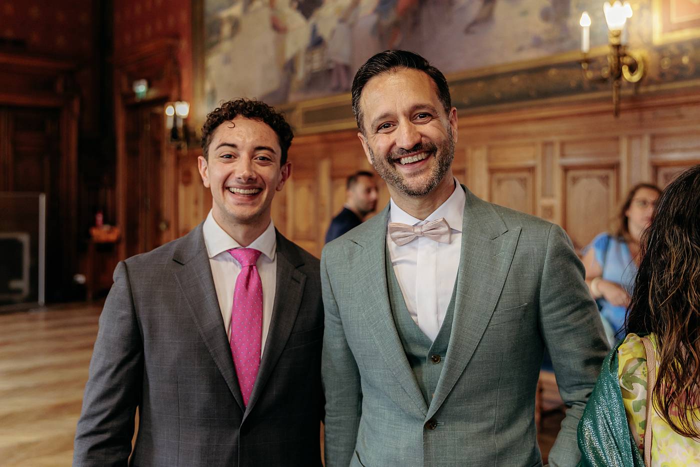 Le sourire du marié dans la salle des mariages de la mairie du 14e arrondissement de Paris