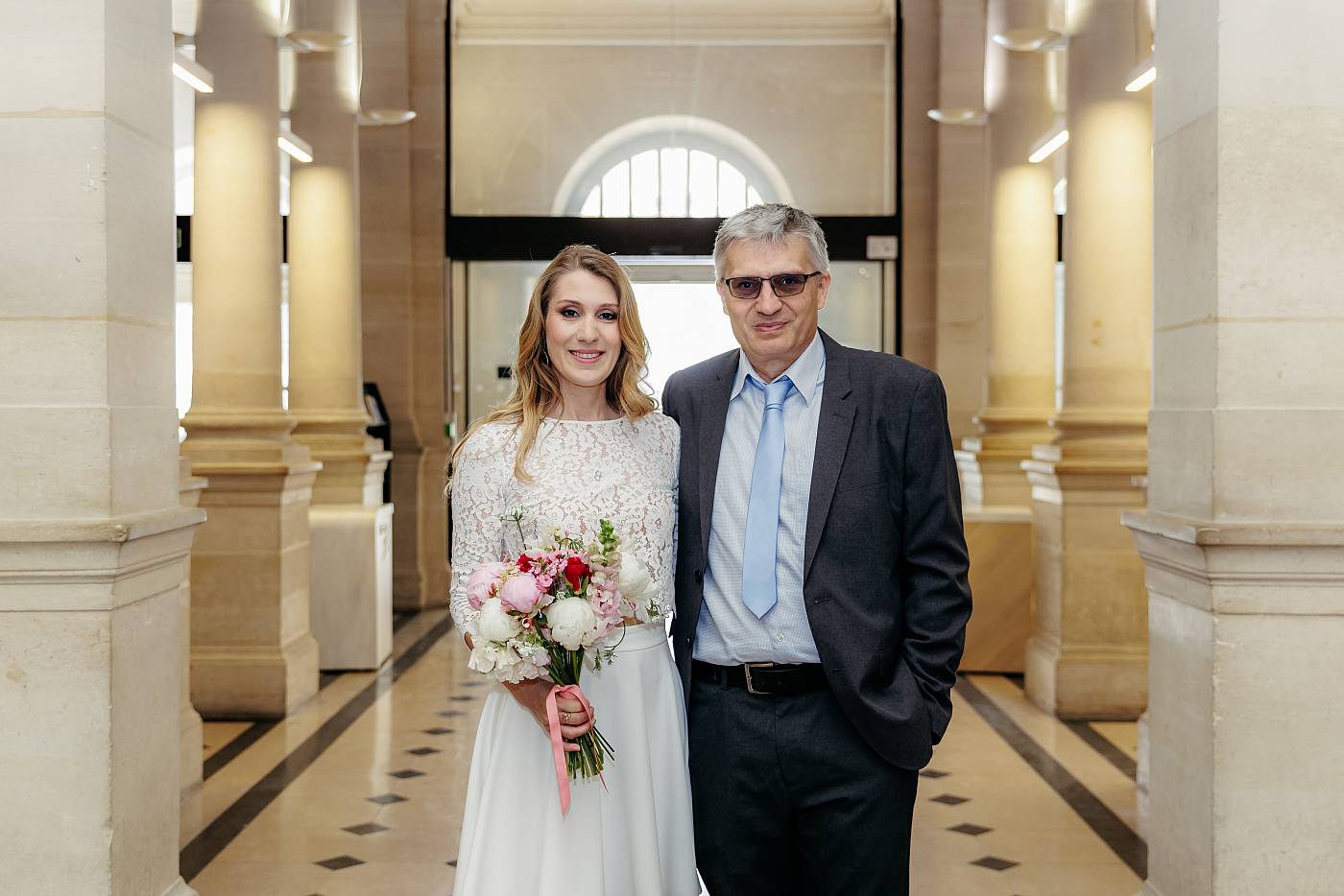 La mariée entre dans la mairie accompagnée de son père