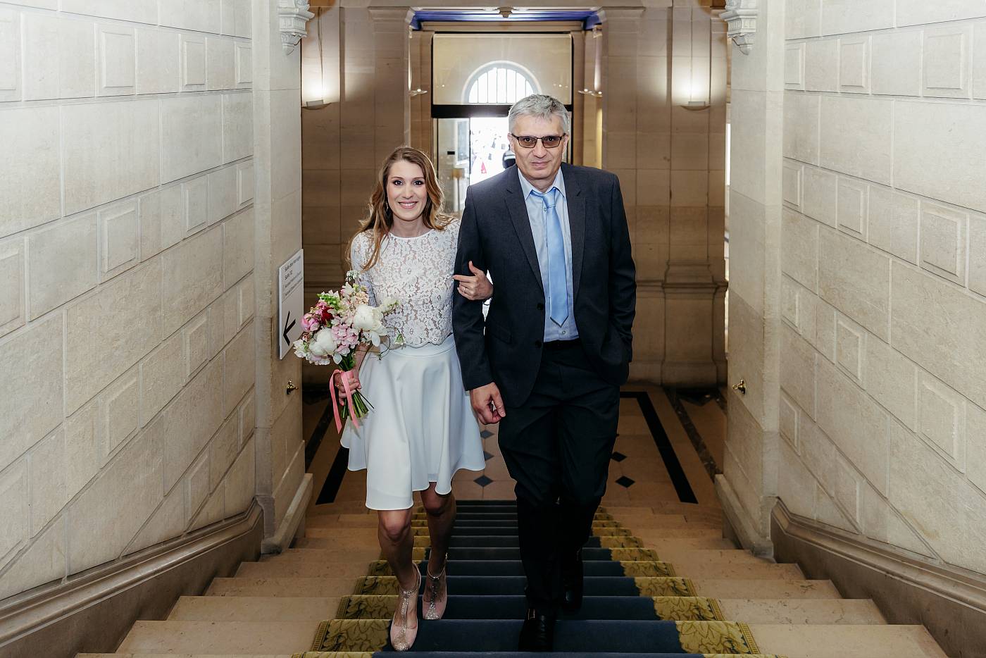 La mariée rejoint la salle des mariages