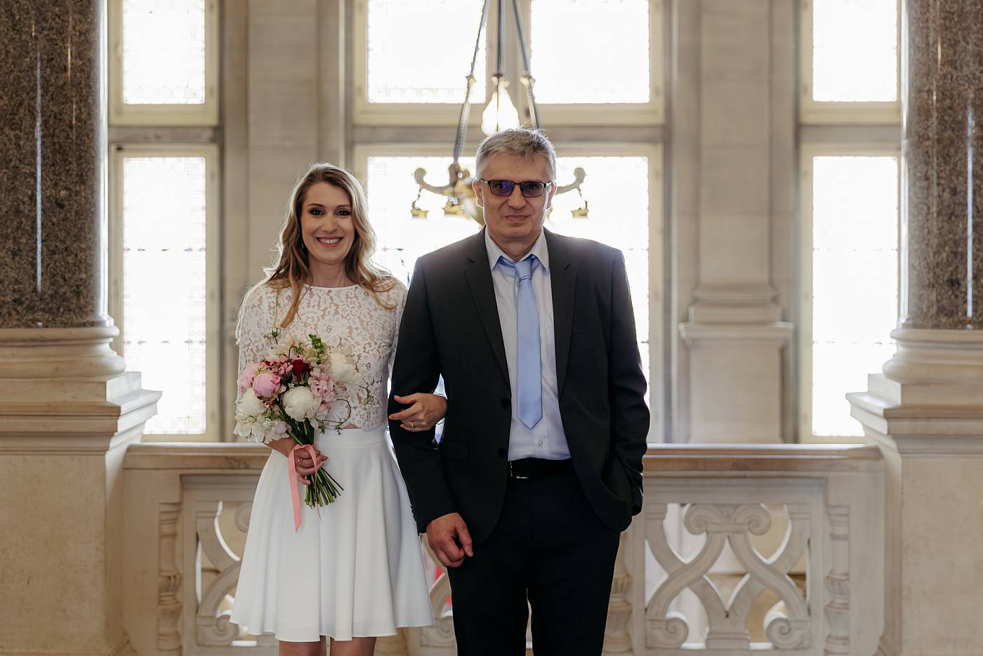 La mariée patiente devant salle des mariages