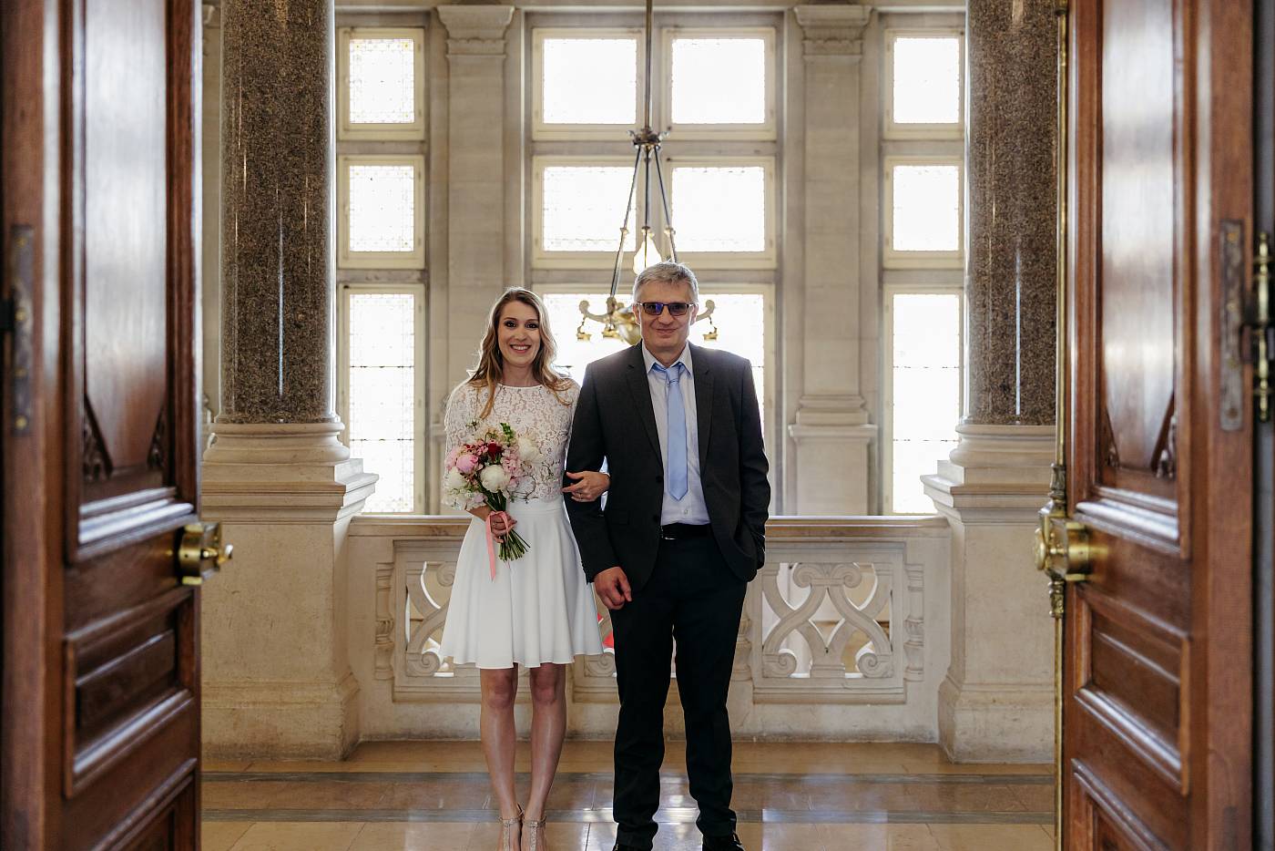 Portrait de la mariée devant la salle des mariages