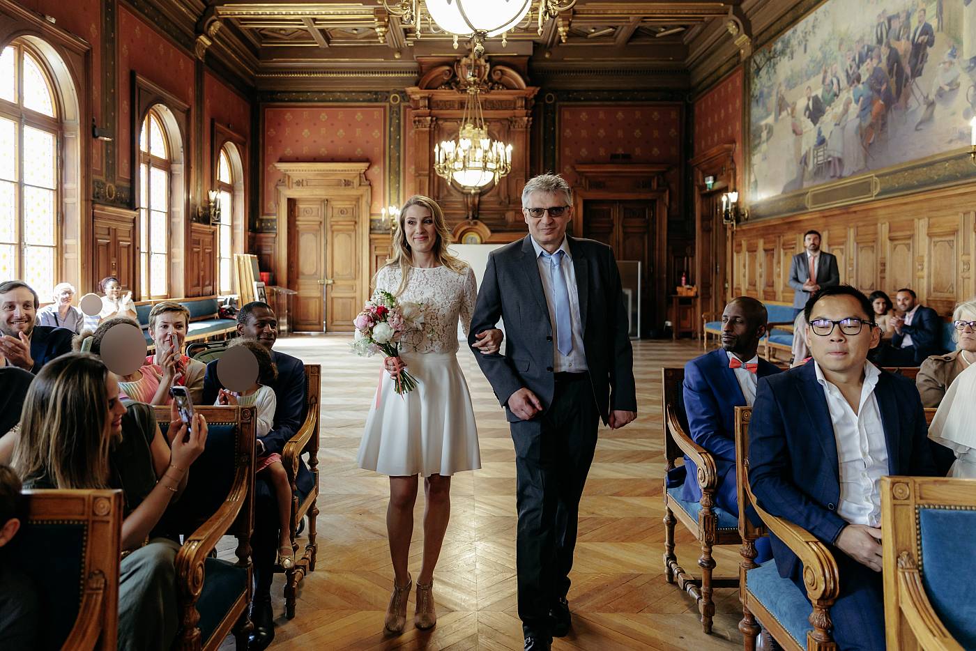 La mariée arrive devant le maire