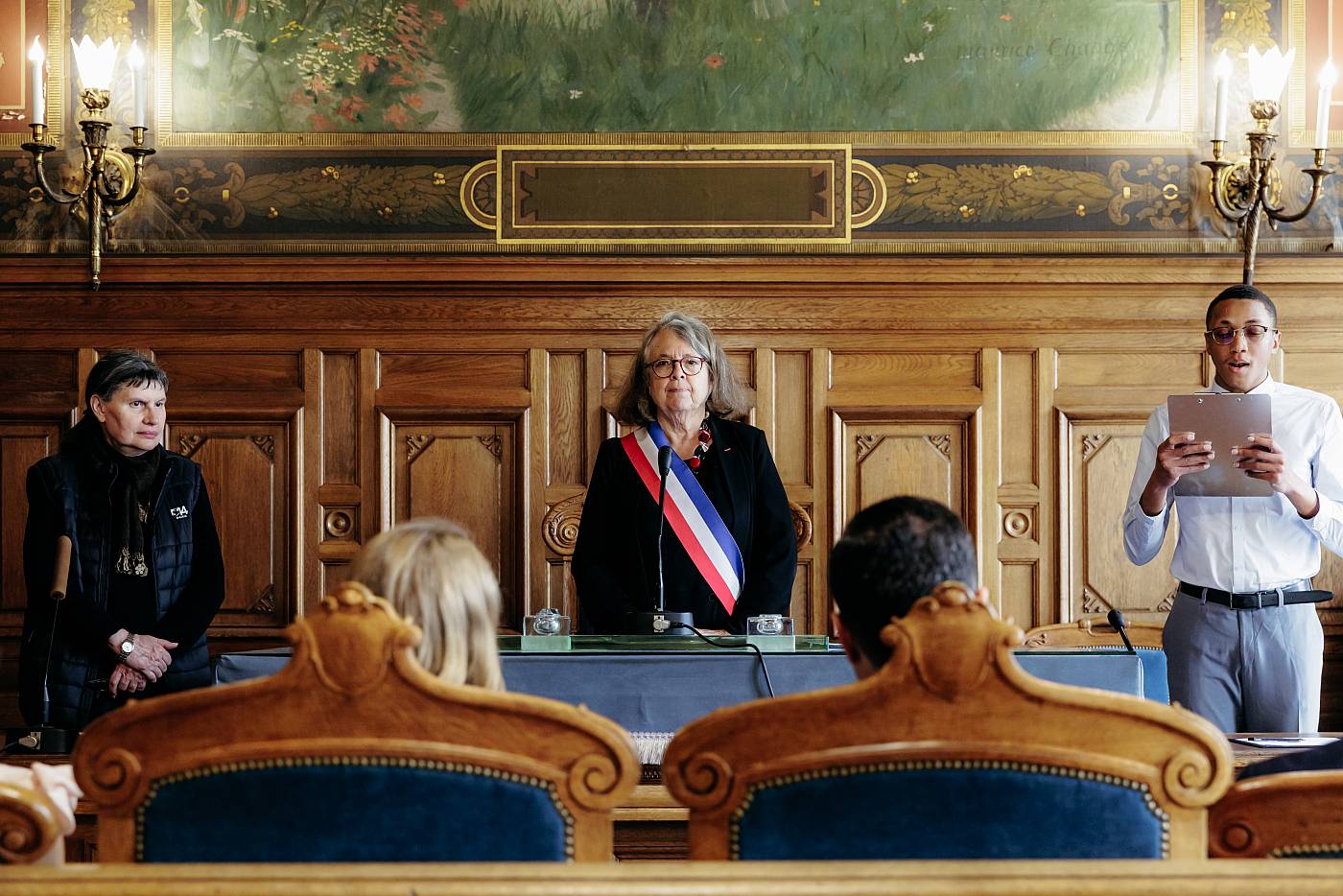 Les mariés devant l'adjointe au maire de la mairie du 14e arrondissement