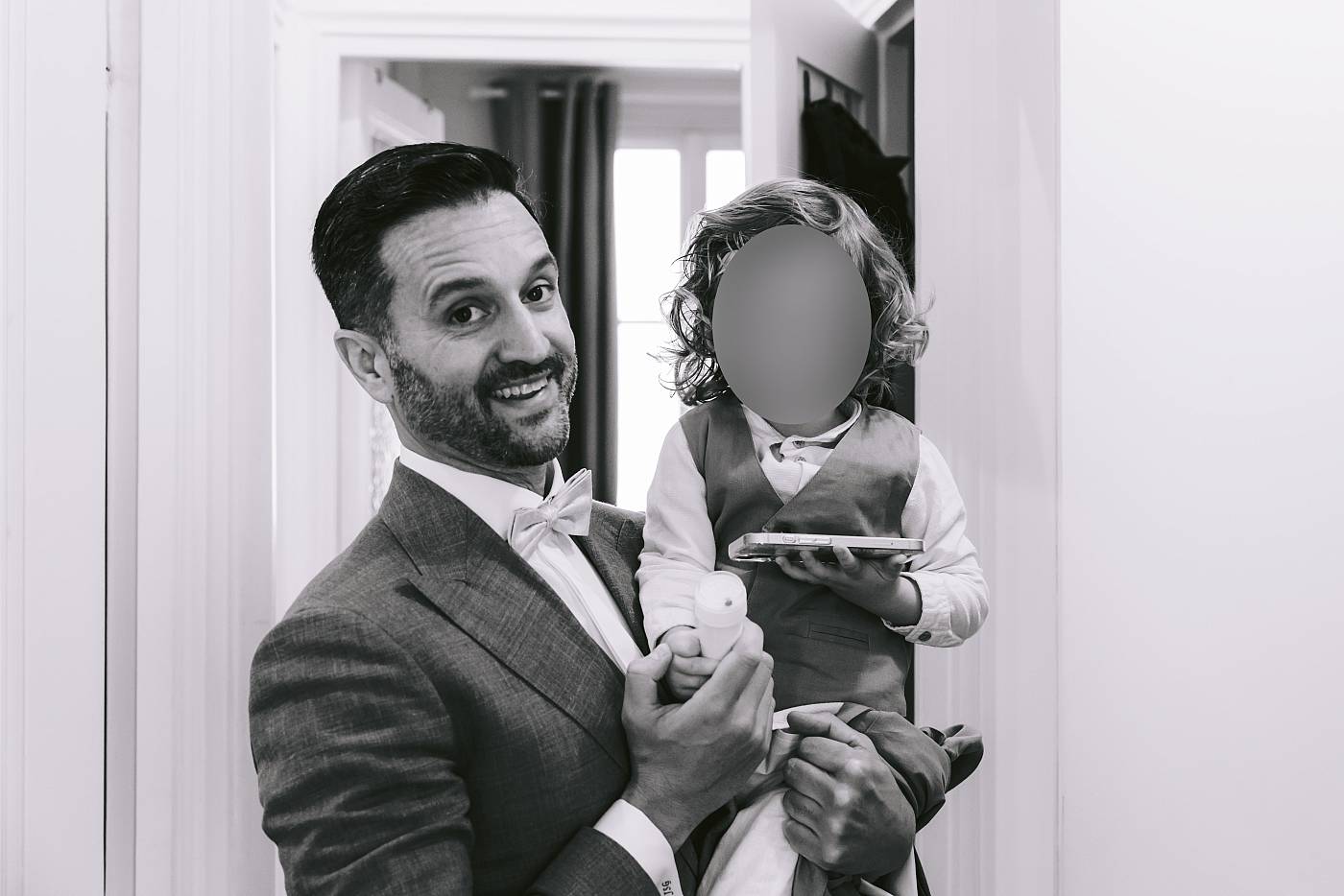 Le marié et son fils durant les préparatifs