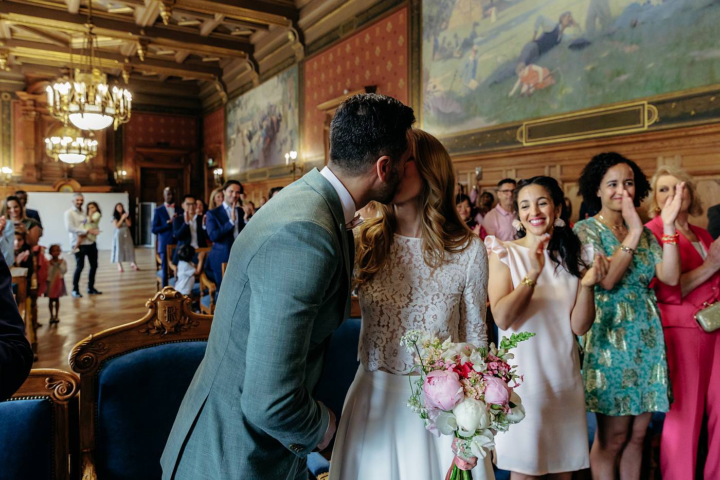 Le baiser des mariés après l'échange des consentements