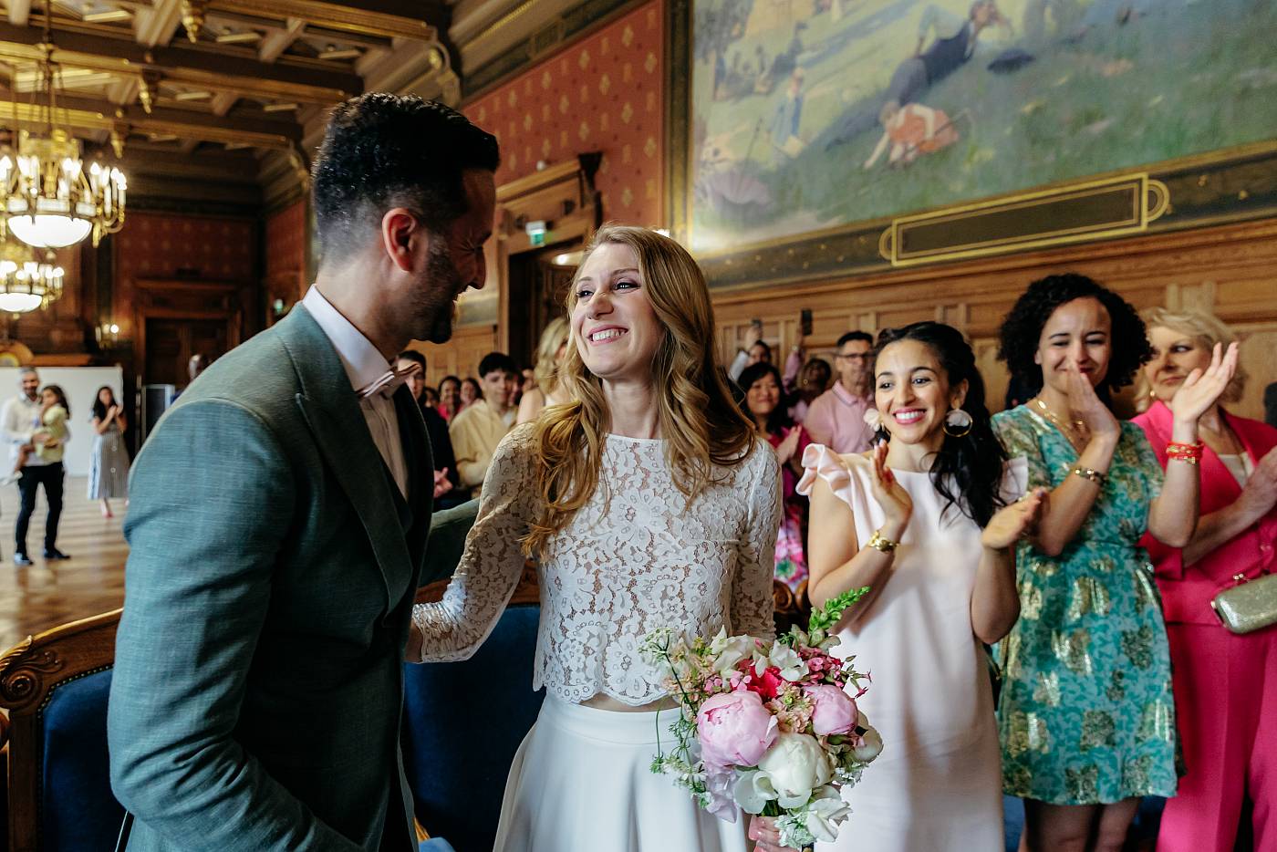 Les invités applaudissent après l'échange des consentements