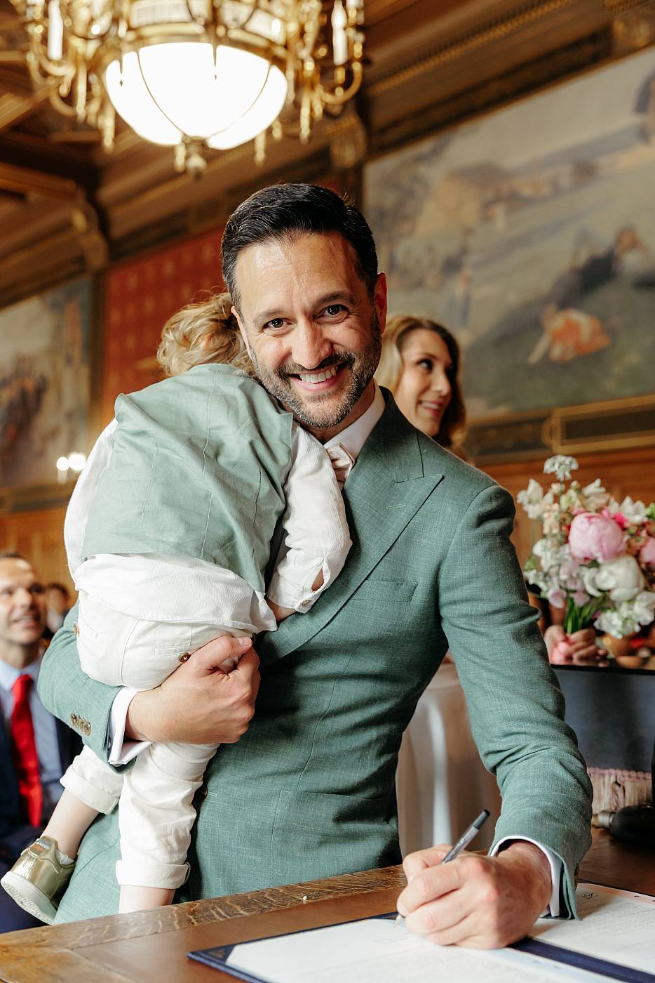 Le marié signe les registres