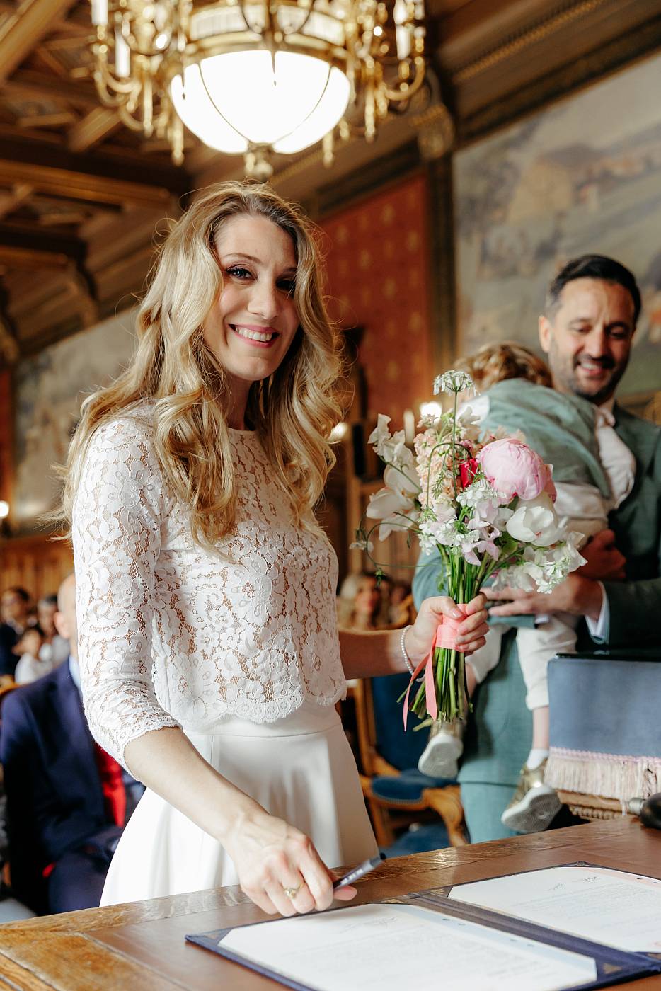 Le sourire de la mariée après avoir signé les registres
