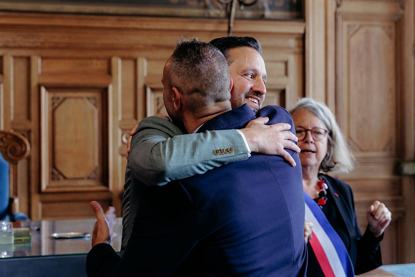 Les embrassades après la fin de la cérémonie