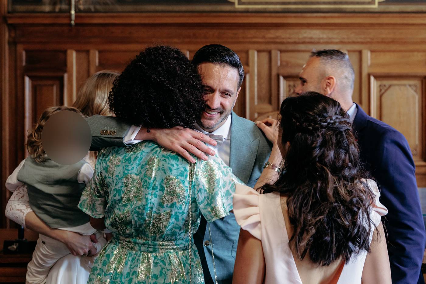 Le marié embrasse sa famille à la fin de la cérémonie