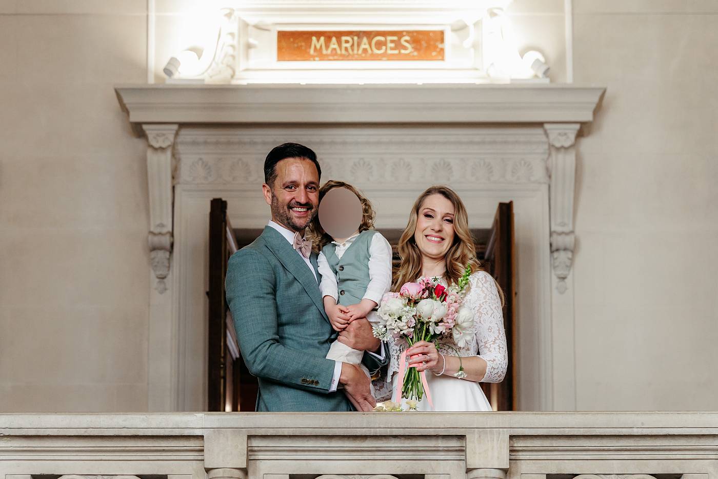 Les mariés lors de la sortie de la salle des mariages