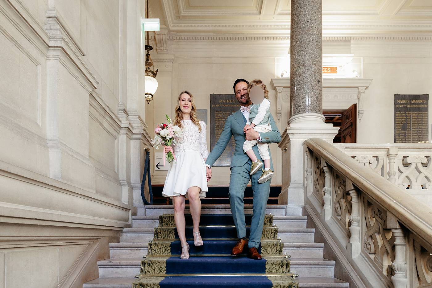 Les mariés descendent les escaliers de la salle des mariages du 14e arrondissement de Paris