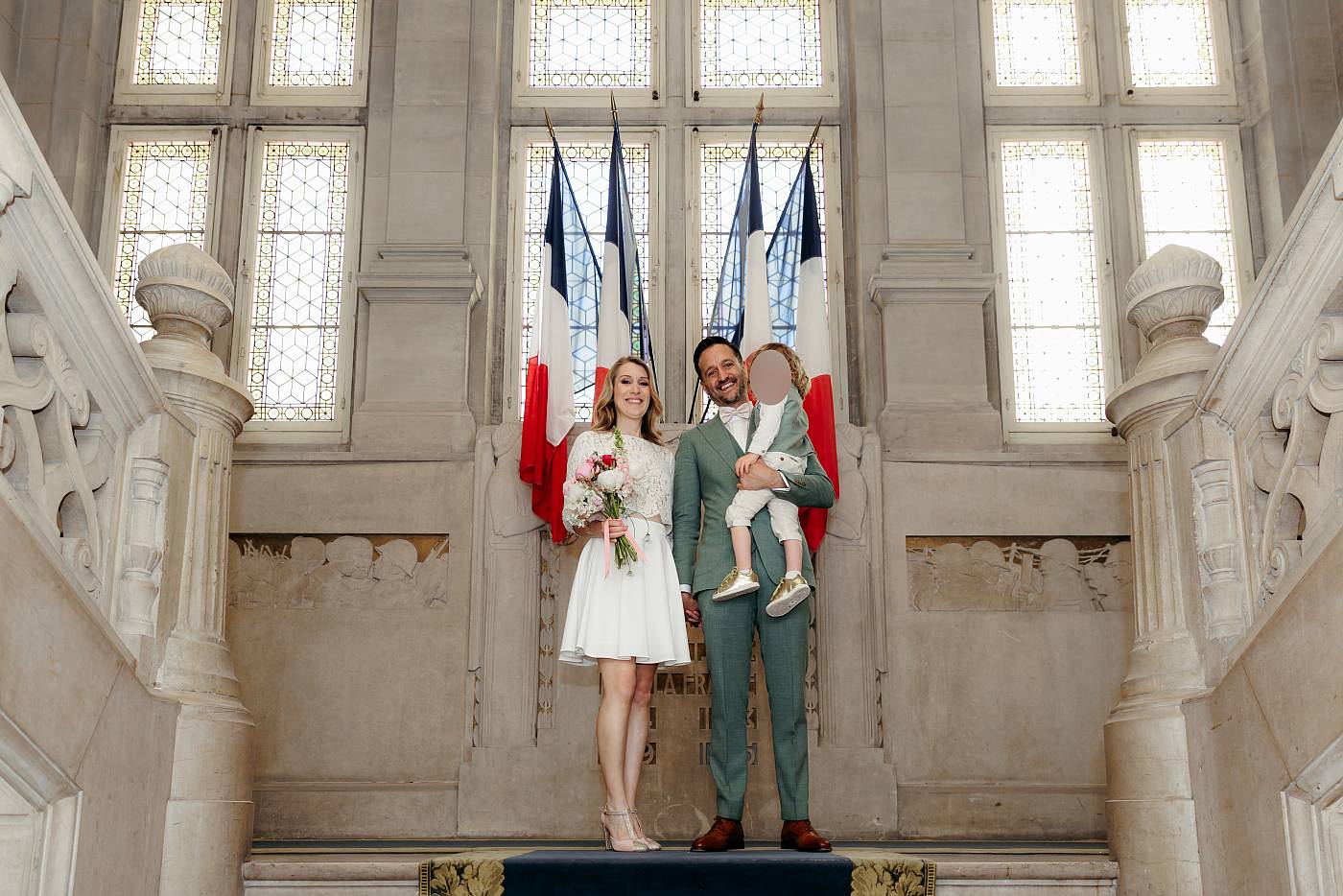 Les mariés prennent la pause dans les escaliers de la mairie du 14e arrondissement