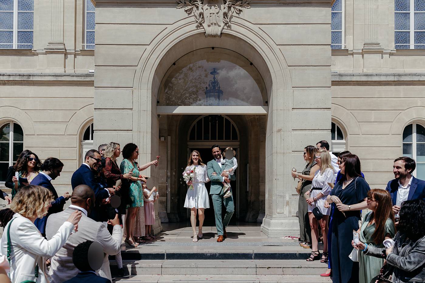 La sortie de la mairie sous le soleil